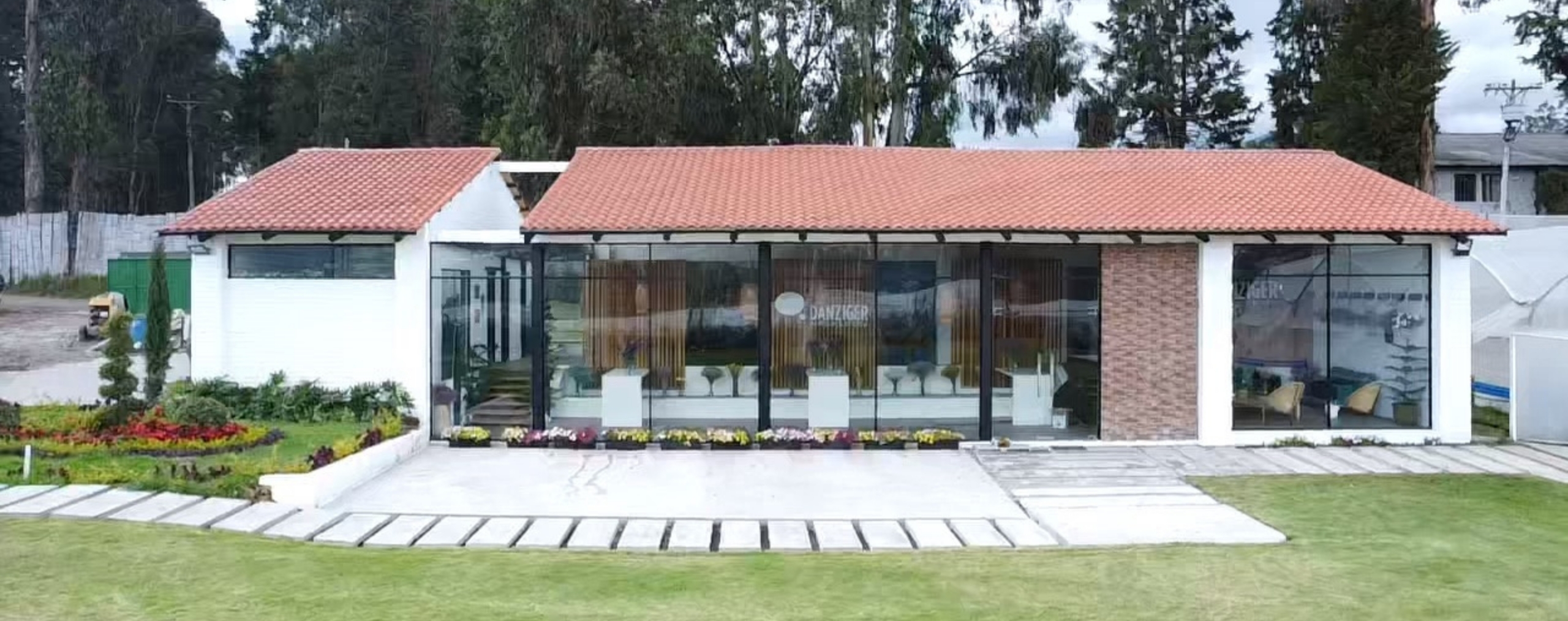 showroom and greenhouse in Ecuador